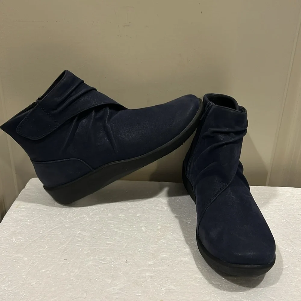 NWT Clarks Cloudsteppers cushion insoles Ankle ruched Boots zip up size 7 blue